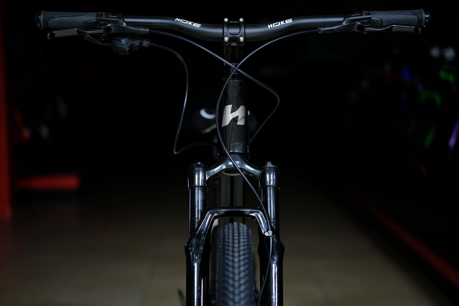 Вилка амортизационная GTMRK 362 MLO алюминиевая
 HOKE 7 Way 29 HD матовый чёрный 19